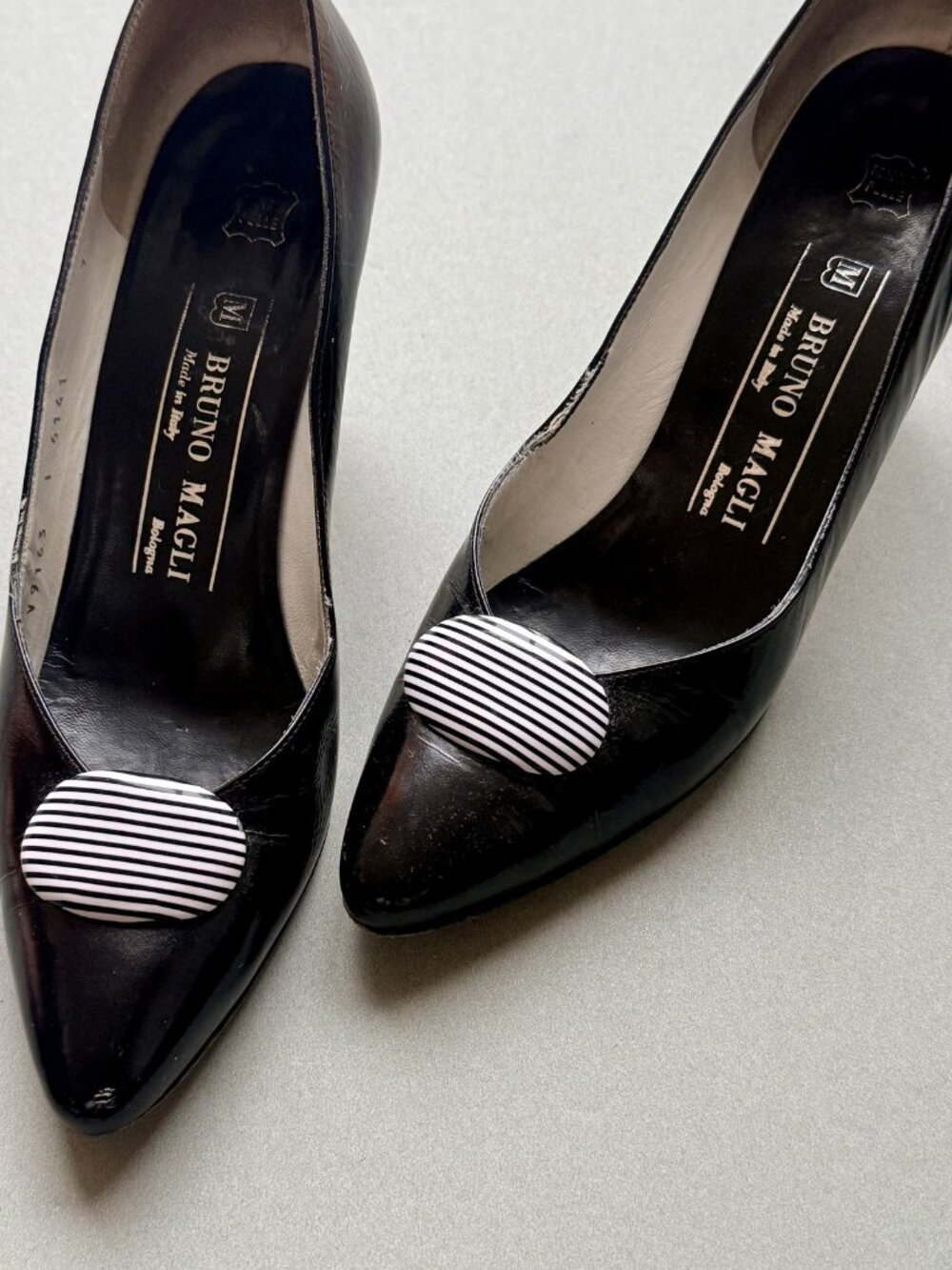 Vintage Bruno Magli Black Leather Striped Button Pointed Toe Pumps Size 7 AAAA